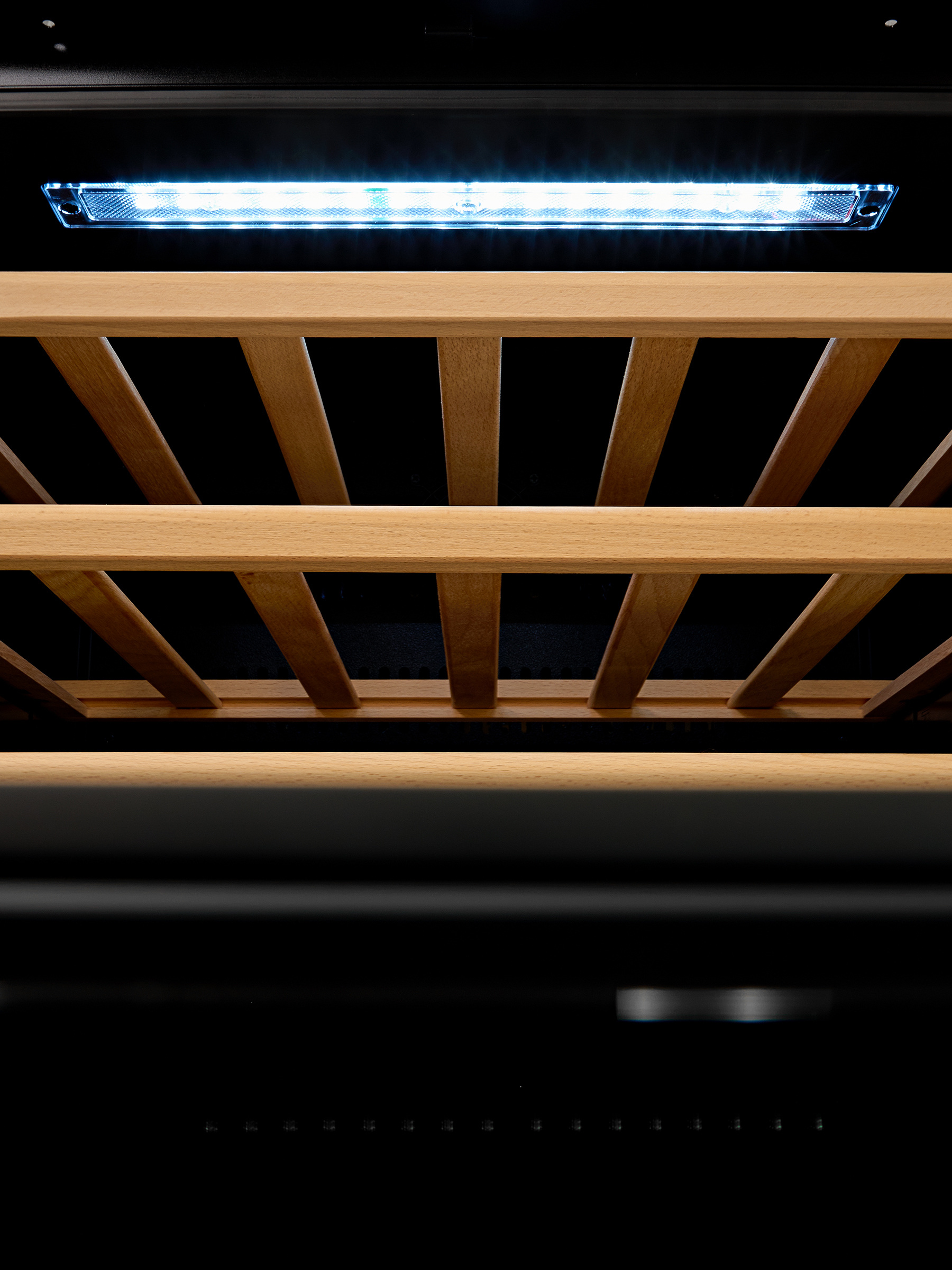 картинка Встраиваемый винный шкаф Vard WCI4SSTB 