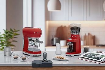 картинка Кофеварка Smeg ECF02RDEU  картинка Кофеварка Smeg ECF02RDEU