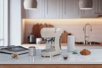 картинка Кофеварка Smeg ECF02CREU  картинка Кофеварка Smeg ECF02CREU